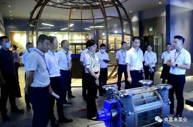 公司董事长、总经理陈迪(右一)向李军区长(右二)一行介绍爱游戏官方网站-爱游戏aiyouxi(中国)产品